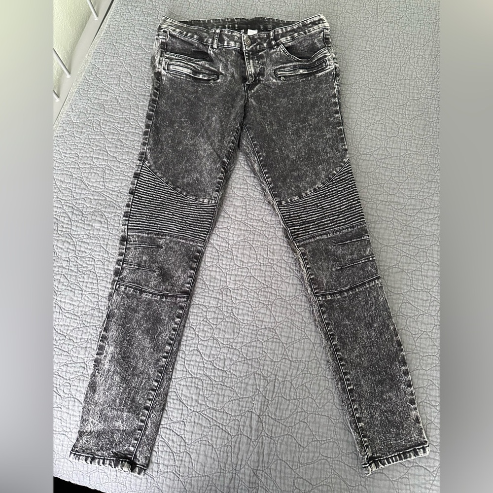 Divided H&M skinny jeans black stone wash look.  Textured.  Juniors/women’s.